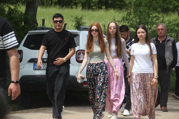 Türkiye’de yıllardır süren ilginç gelenek! Gençler 'Aşıklar Sokağı'nda eş adayını bulmak için kilometrelerce yürüyor
