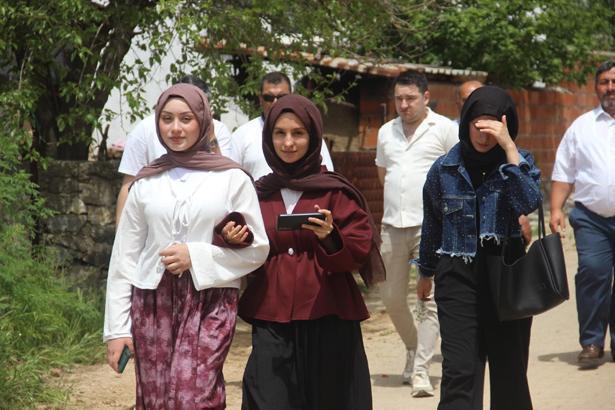 Türkiye’de yıllardır süren ilginç gelenek Gençler Aşıklar Sokağında eş adayını bulmak için kilometrelerce yürüyor