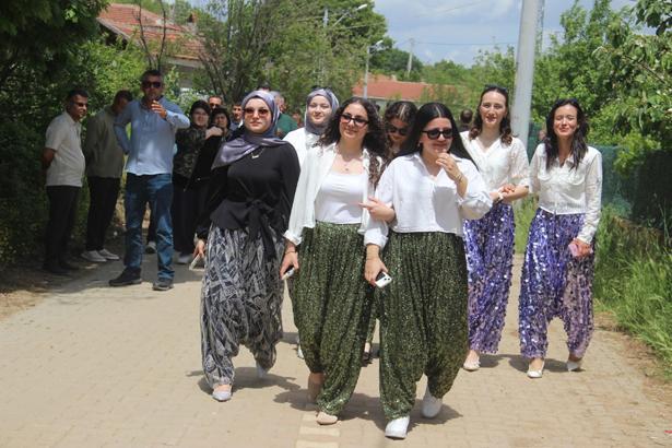 Türkiye’de yıllardır süren ilginç gelenek Gençler Aşıklar Sokağında eş adayını bulmak için kilometrelerce yürüyor