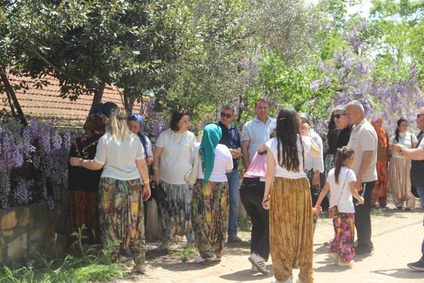 Türkiye’de yıllardır süren ilginç gelenek Gençler Aşıklar Sokağında eş adayını bulmak için kilometrelerce yürüyor