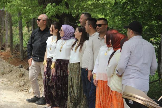 Türkiye’de yıllardır süren ilginç gelenek Gençler Aşıklar Sokağında eş adayını bulmak için kilometrelerce yürüyor