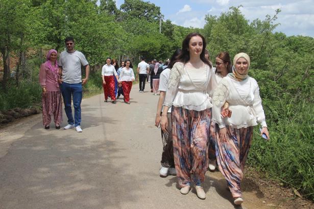 Türkiye’de yıllardır süren ilginç gelenek Gençler Aşıklar Sokağında eş adayını bulmak için kilometrelerce yürüyor