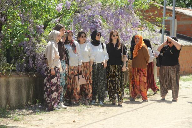 Türkiye’de yıllardır süren ilginç gelenek Gençler Aşıklar Sokağında eş adayını bulmak için kilometrelerce yürüyor