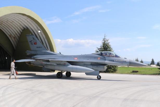 Türk jetleri EFES 2026’da gövde gösterisi yaptı F-16’lar görev için peş peşe havalandı