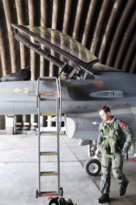 Türk jetleri EFES 2026’da gövde gösterisi yaptı F-16’lar görev için peş peşe havalandı