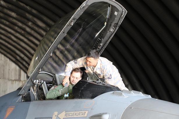 Türk jetleri EFES 2026’da gövde gösterisi yaptı F-16’lar görev için peş peşe havalandı