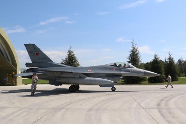Türk jetleri EFES 2026’da gövde gösterisi yaptı F-16’lar görev için peş peşe havalandı