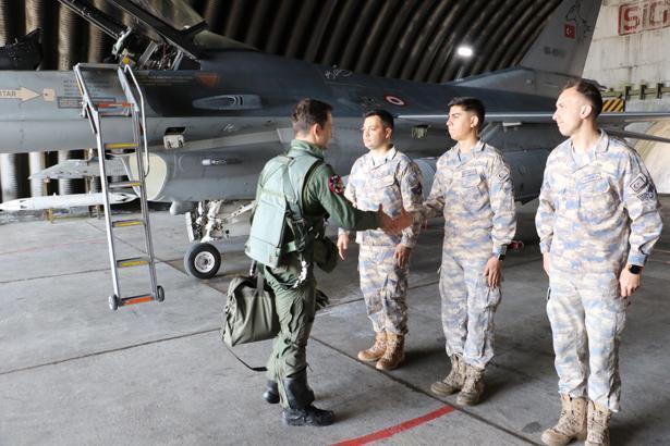 Türk jetleri EFES 2026’da gövde gösterisi yaptı F-16’lar görev için peş peşe havalandı