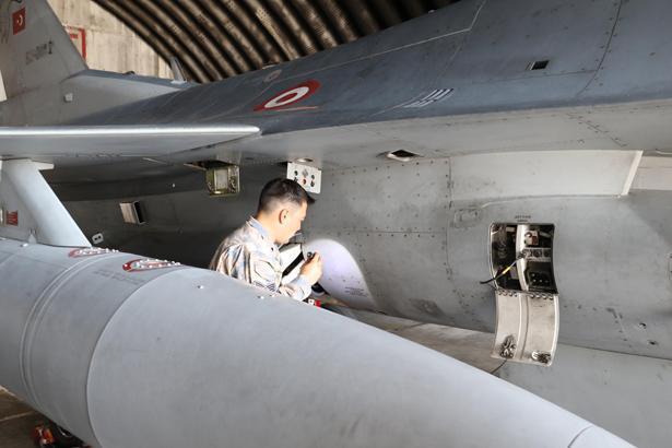 Türk jetleri EFES 2026’da gövde gösterisi yaptı F-16’lar görev için peş peşe havalandı