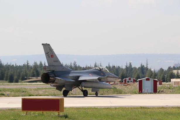 Türk jetleri EFES 2026’da gövde gösterisi yaptı F-16’lar görev için peş peşe havalandı