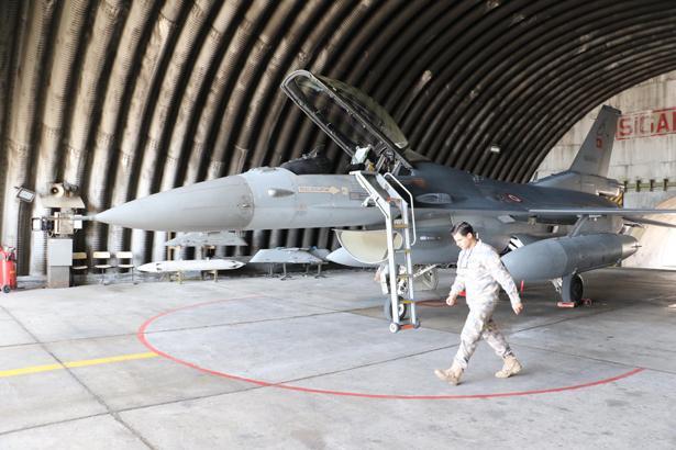 Türk jetleri EFES 2026’da gövde gösterisi yaptı F-16’lar görev için peş peşe havalandı