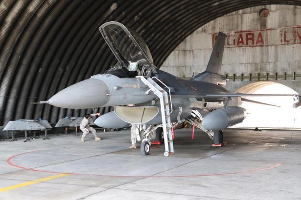 Türk jetleri EFES 2026’da gövde gösterisi yaptı F-16’lar görev için peş peşe havalandı
