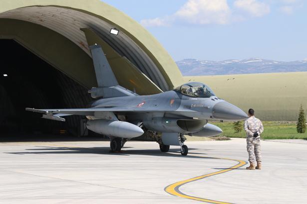 Türk jetleri EFES 2026’da gövde gösterisi yaptı F-16’lar görev için peş peşe havalandı