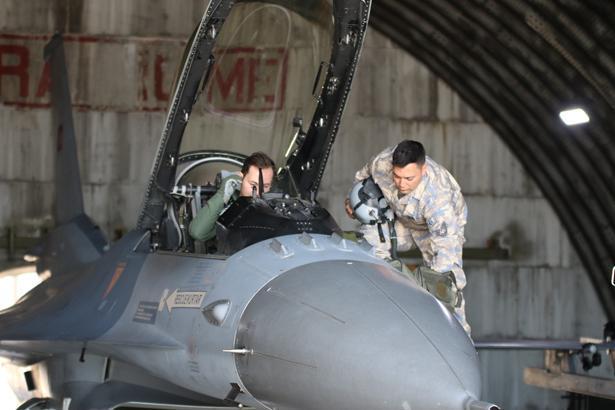 Türk jetleri EFES 2026’da gövde gösterisi yaptı F-16’lar görev için peş peşe havalandı