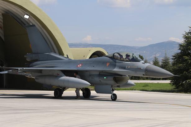 Türk jetleri EFES 2026’da gövde gösterisi yaptı F-16’lar görev için peş peşe havalandı