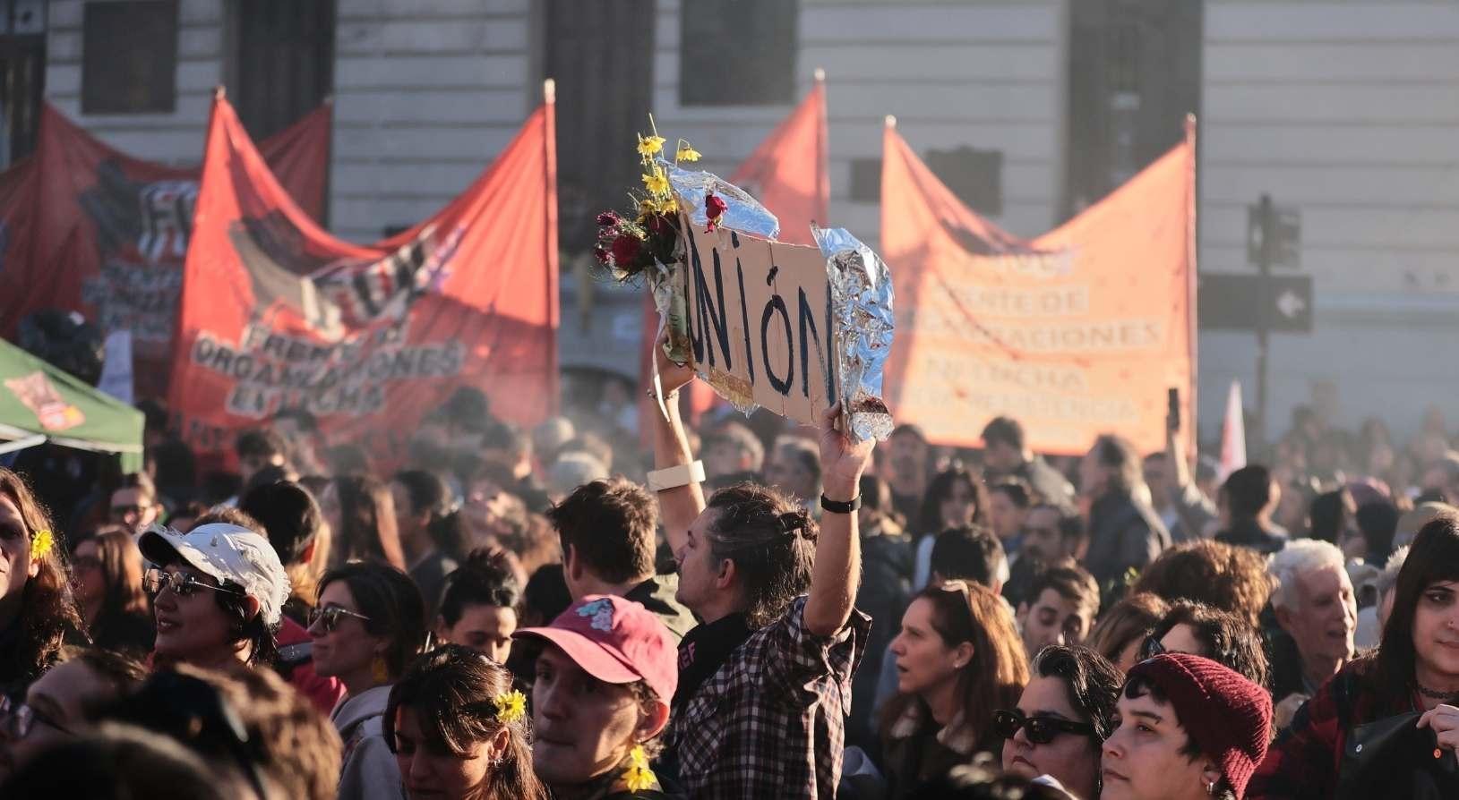 Binler sokaklara döküldü Üniversitelerde bütçe kesintilerine karşı geniş çaplı protesto
