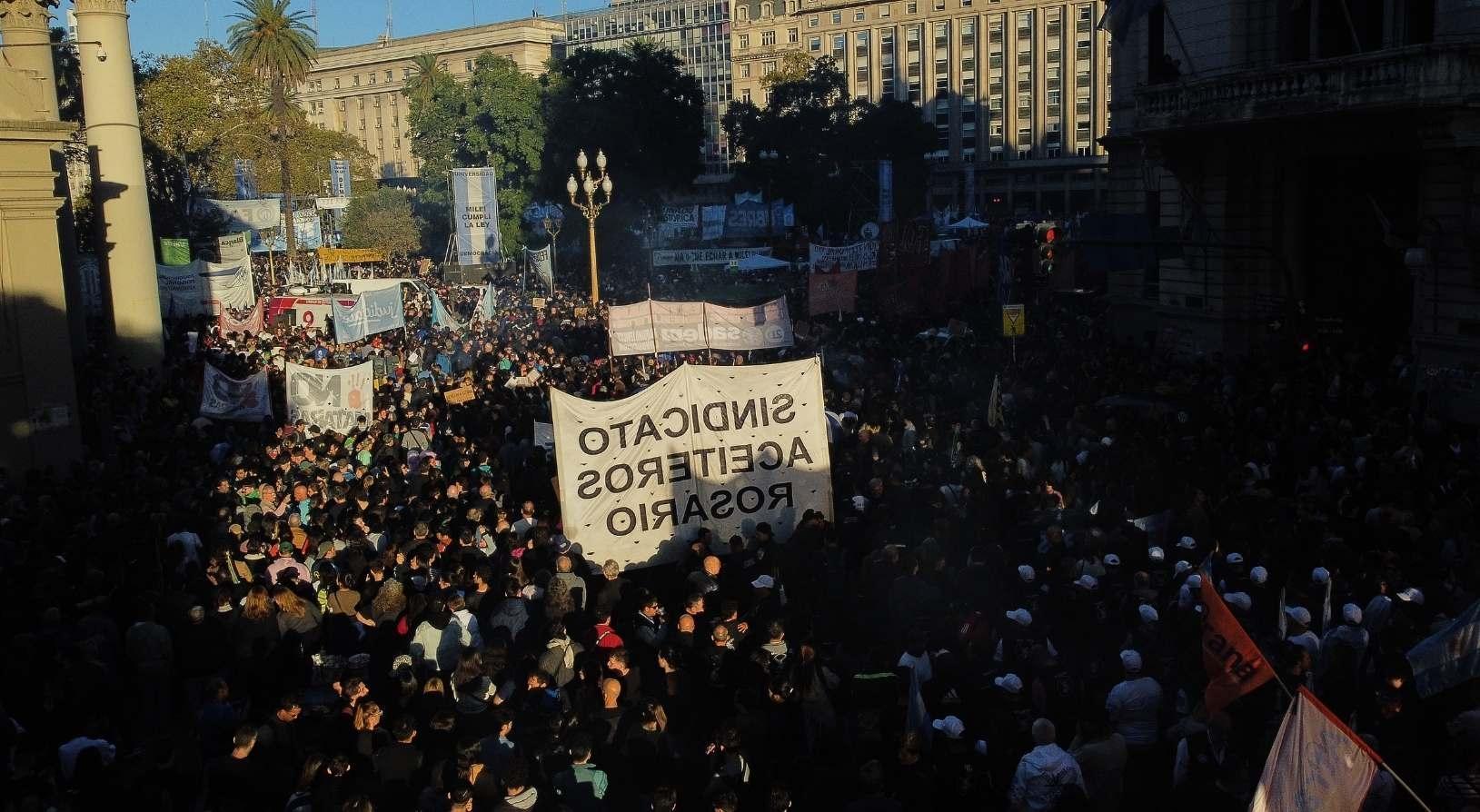 Binler sokaklara döküldü Üniversitelerde bütçe kesintilerine karşı geniş çaplı protesto