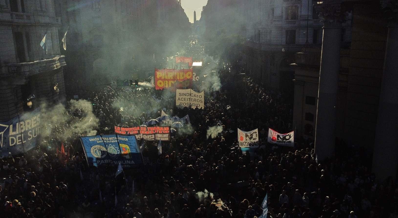 Binler sokaklara döküldü Üniversitelerde bütçe kesintilerine karşı geniş çaplı protesto