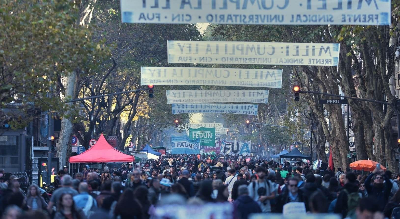 Binler sokaklara döküldü Üniversitelerde bütçe kesintilerine karşı geniş çaplı protesto