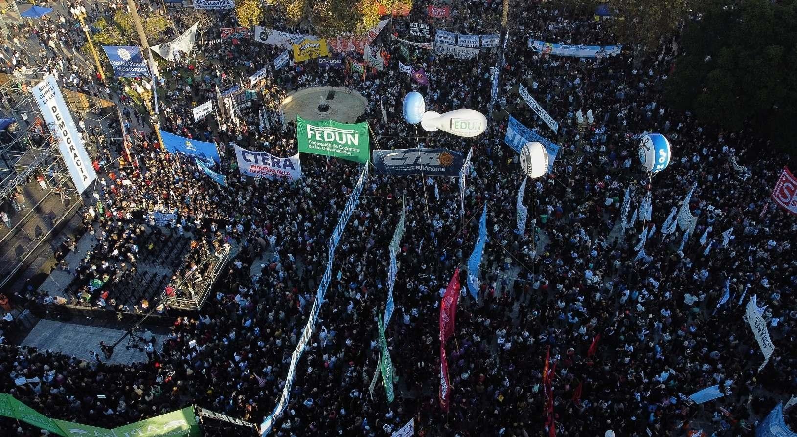 Binler sokaklara döküldü Üniversitelerde bütçe kesintilerine karşı geniş çaplı protesto