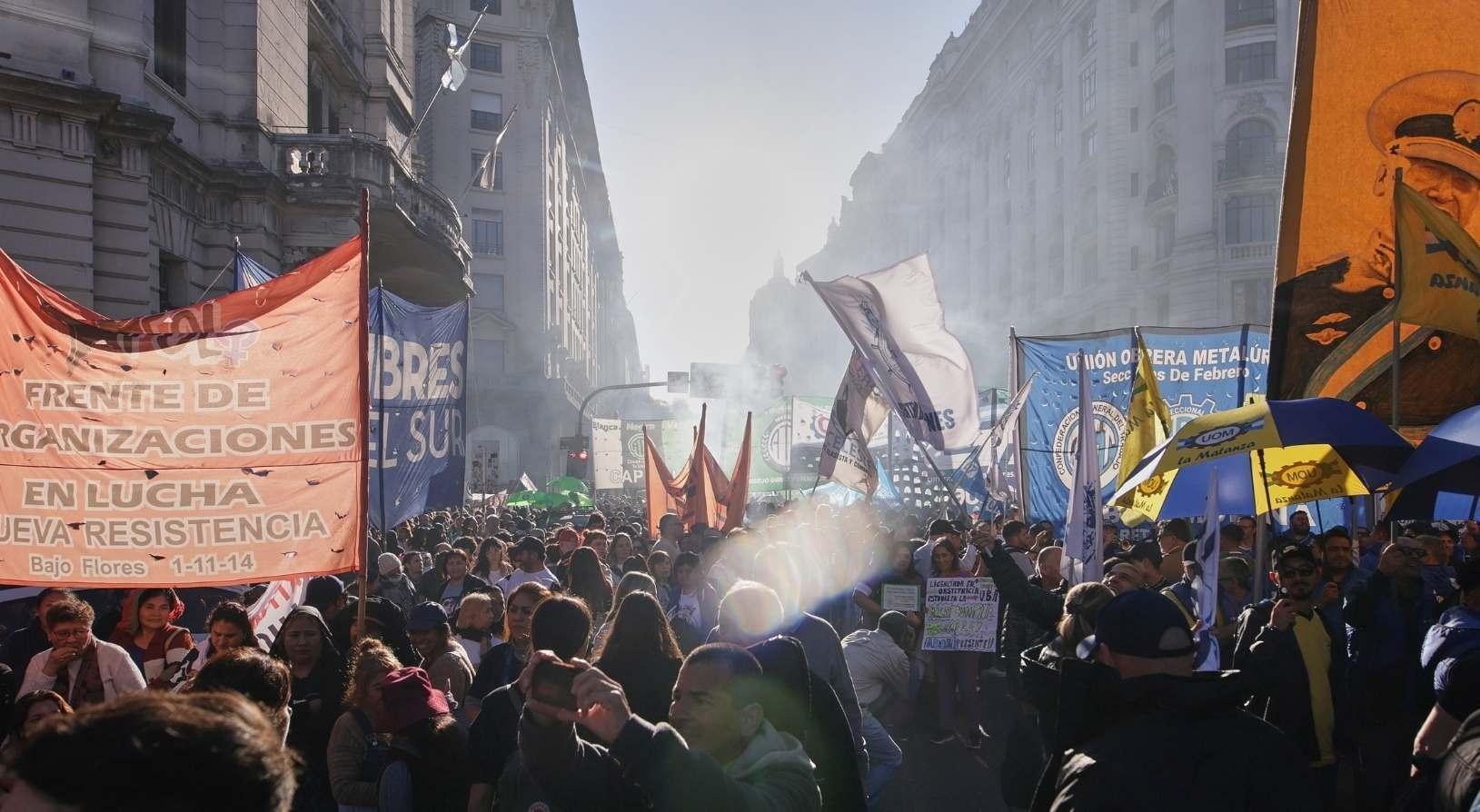 Binler sokaklara döküldü Üniversitelerde bütçe kesintilerine karşı geniş çaplı protesto
