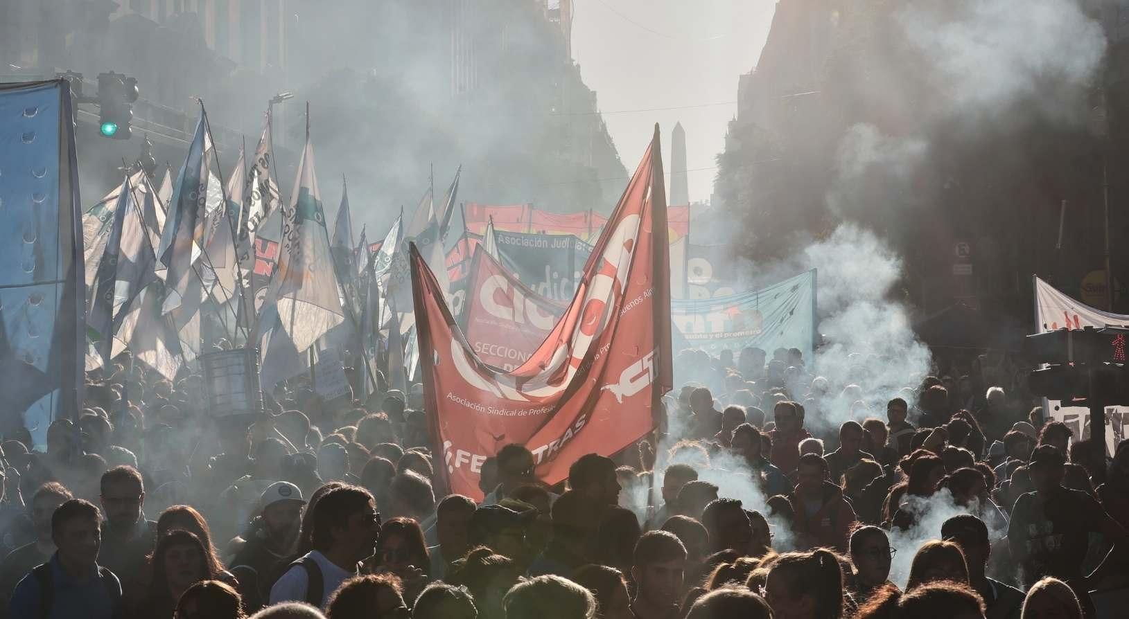 Binler sokaklara döküldü Üniversitelerde bütçe kesintilerine karşı geniş çaplı protesto