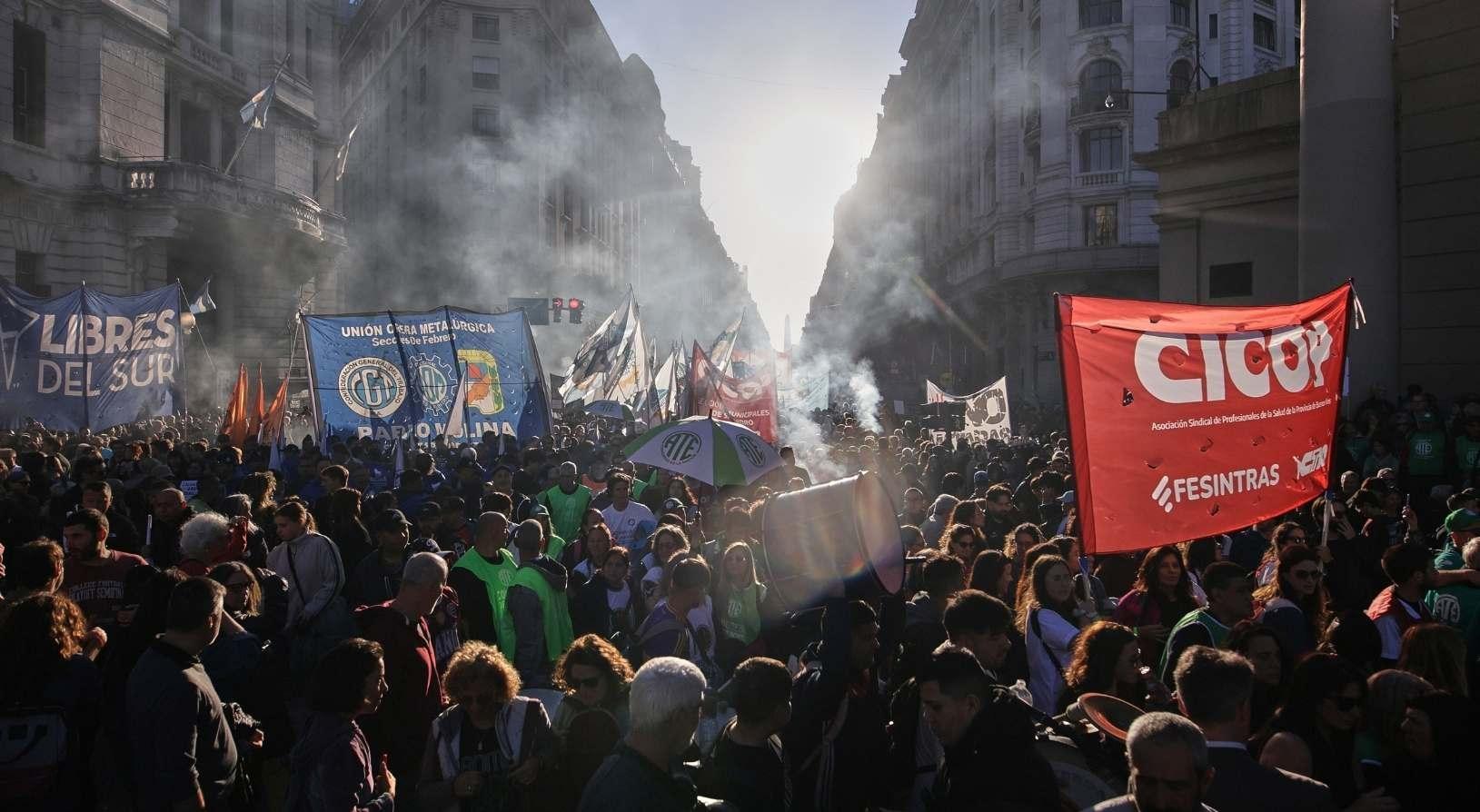 Binler sokaklara döküldü Üniversitelerde bütçe kesintilerine karşı geniş çaplı protesto