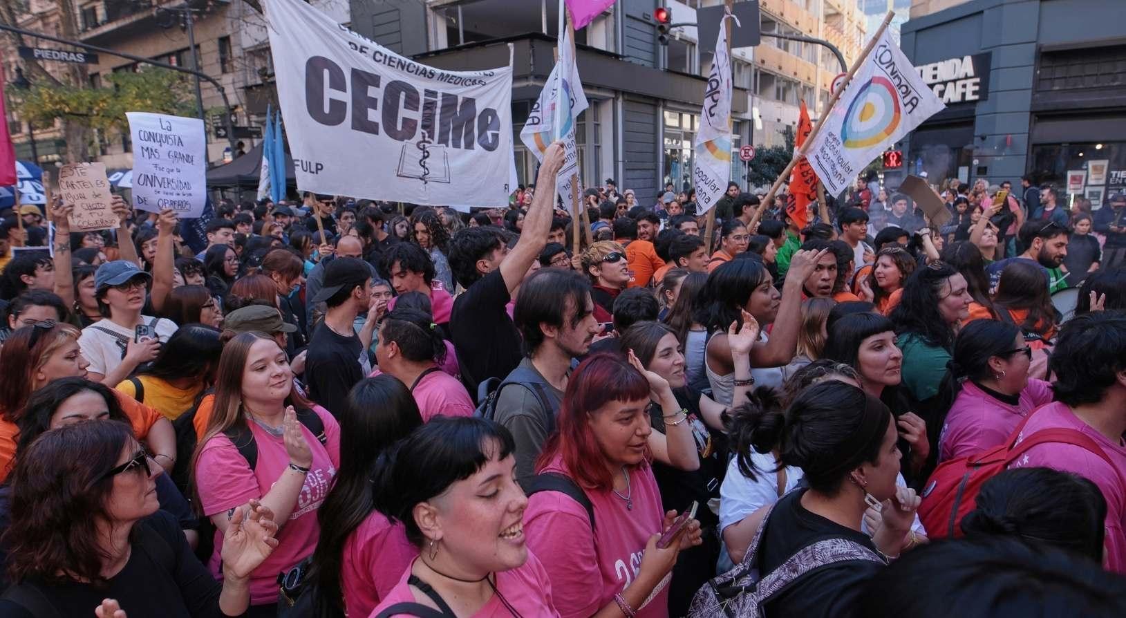 Binler sokaklara döküldü Üniversitelerde bütçe kesintilerine karşı geniş çaplı protesto