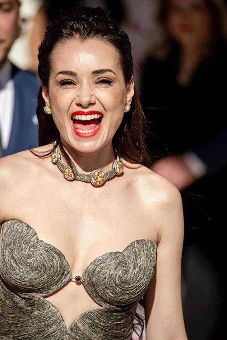 Cannes’da Özgü Namal rüzgarı Kırmızı halı tarzı tam not aldı Cannes’da Özgü Namal rüzgarı Kırmızı halı tarzı tam not aldı