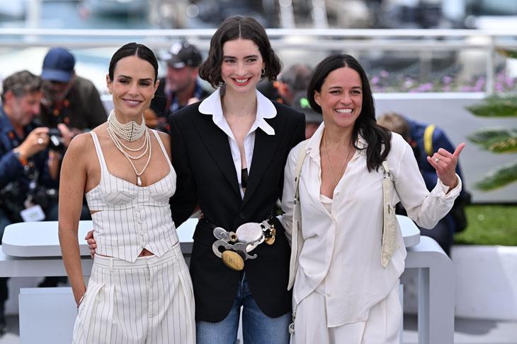 Cannes’da Özgü Namal rüzgarı Kırmızı halı tarzı tam not aldı Cannes’da Özgü Namal rüzgarı Kırmızı halı tarzı tam not aldı