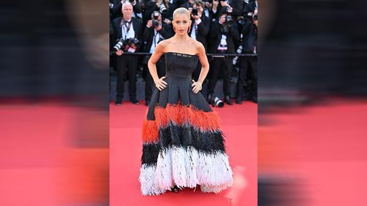 Cannes’da Özgü Namal rüzgarı Kırmızı halı tarzı tam not aldı Cannes’da Özgü Namal rüzgarı Kırmızı halı tarzı tam not aldı