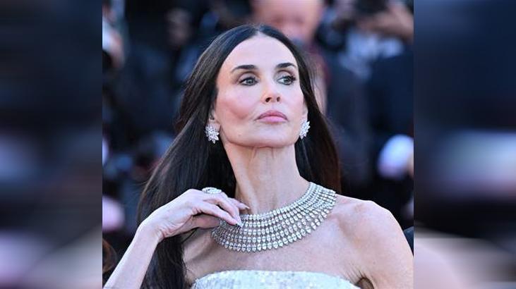 Cannes’da Özgü Namal rüzgarı Kırmızı halı tarzı tam not aldı Cannes’da Özgü Namal rüzgarı Kırmızı halı tarzı tam not aldı
