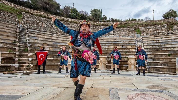 Yunanistan bu sefer de gözünü Türk yöresel danslarına dikti! 'Zeybek değil zeibekiko'