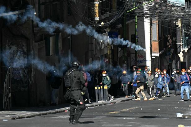 Bolivya sokakları karıştı Yüzlerce madenciden hükümete istifa çağrısı