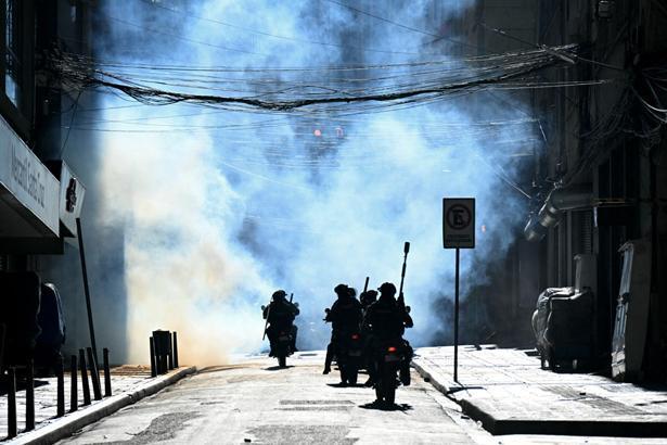 Bolivya sokakları karıştı Yüzlerce madenciden hükümete istifa çağrısı