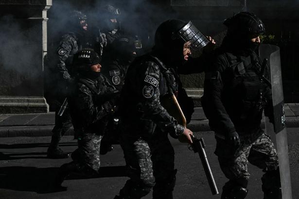 Bolivya sokakları karıştı Yüzlerce madenciden hükümete istifa çağrısı