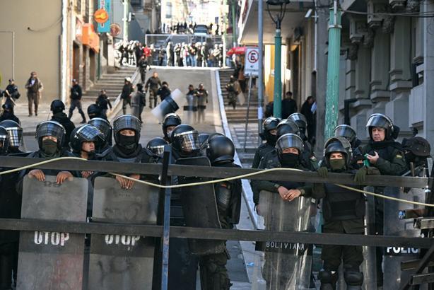 Bolivya sokakları karıştı Yüzlerce madenciden hükümete istifa çağrısı