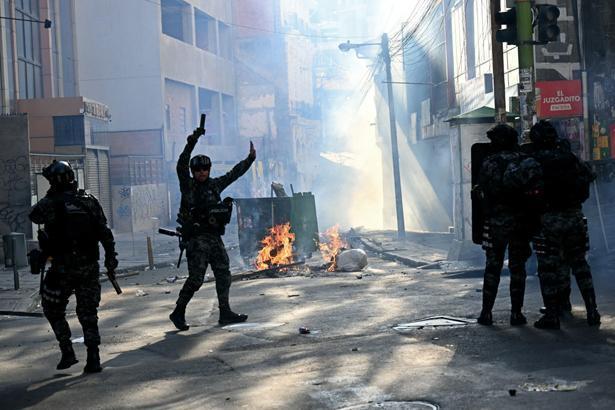 Bolivya sokakları karıştı Yüzlerce madenciden hükümete istifa çağrısı