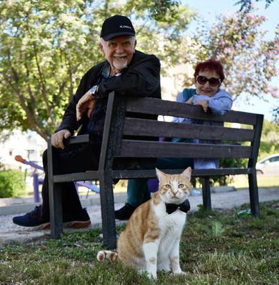 80 yaşındaki çiftin hayatını değiştiren sıra dışı arkadaş: Her gün 2 kilometre yürüyor