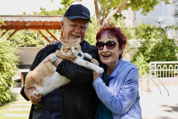 80 yaşındaki çiftin hayatını değiştiren sıra dışı arkadaş: Her gün 2 kilometre yürüyor