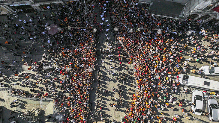 Galatasaraylı futbolcuların şampiyonluk kutlamasından fotoğraflar