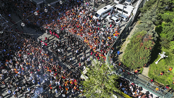 Galatasaraylı futbolcuların şampiyonluk kutlamasından fotoğraflar