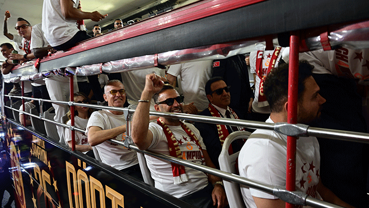 Galatasaraylı futbolcuların şampiyonluk kutlamasından fotoğraflar
