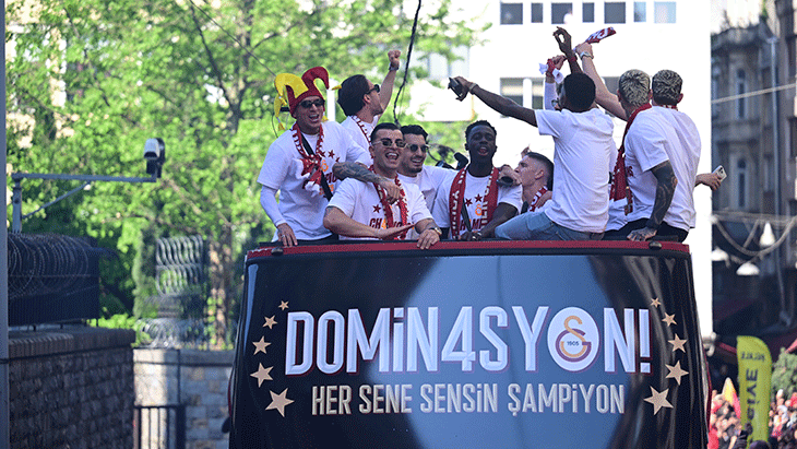 Galatasaraylı futbolcuların şampiyonluk kutlamasından fotoğraflar