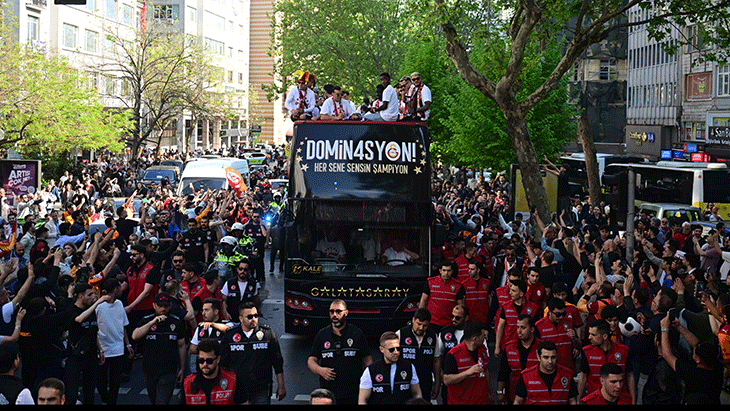 Galatasaraylı futbolcuların şampiyonluk kutlamasından fotoğraflar