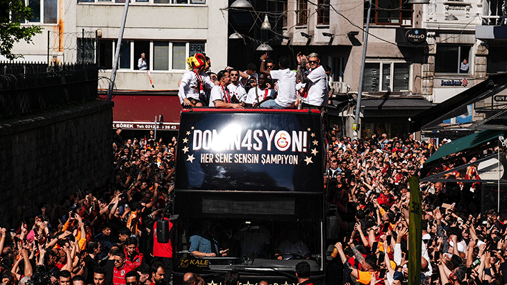Galatasaraylı futbolcuların şampiyonluk kutlamasından fotoğraflar