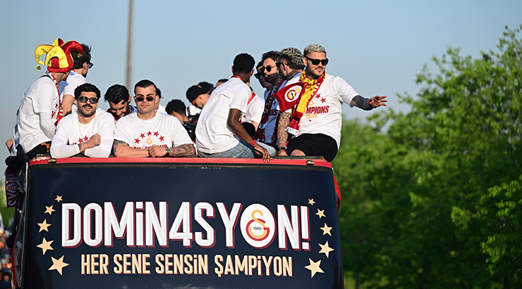 Galatasaraylı futbolcuların şampiyonluk kutlamasından fotoğraflar
