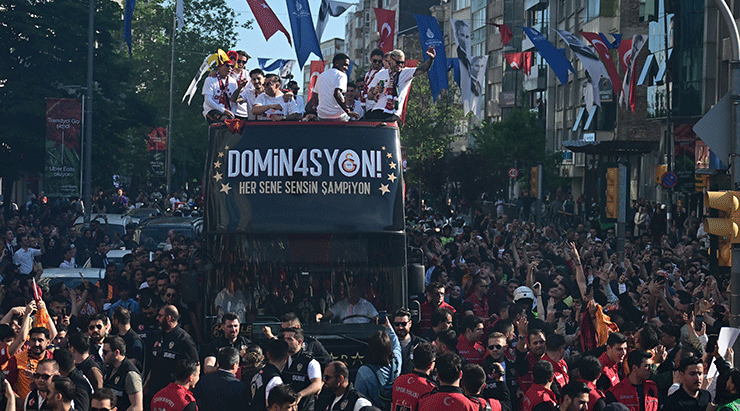 Galatasaraylı futbolcuların şampiyonluk kutlamasından fotoğraflar