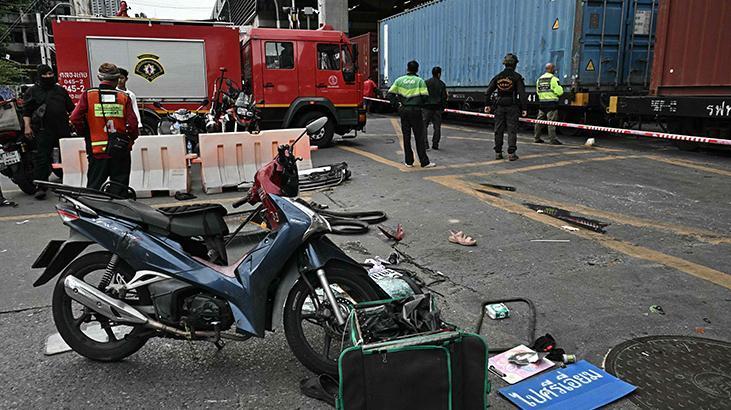 Bangkok’ta yük treni yolcu otobüsüne çarptı Korkunç görüntüler...