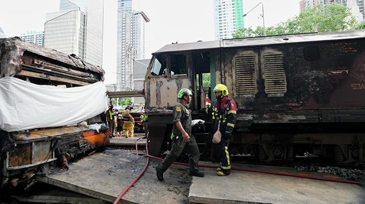 Bangkok’ta yük treni yolcu otobüsüne çarptı Korkunç görüntüler...